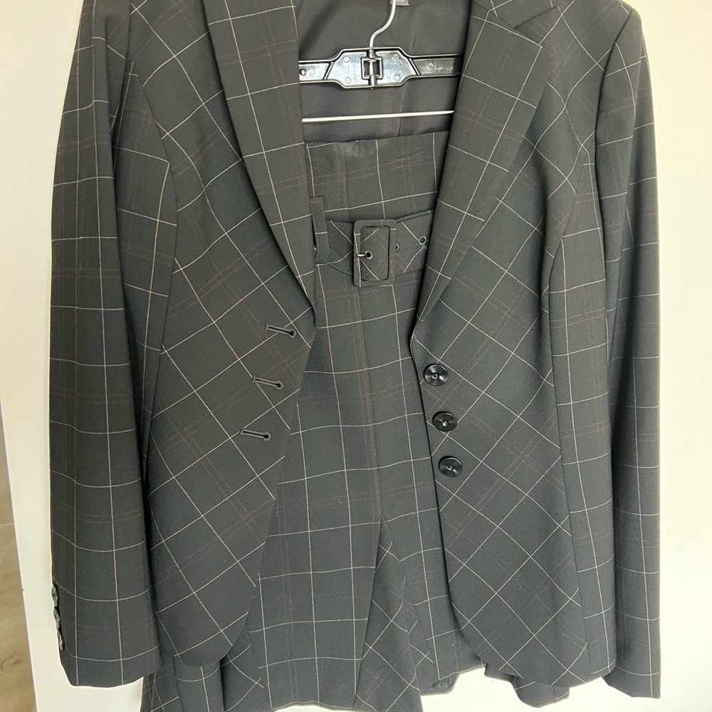 Classifies Entier suit.  Size 12 black with tiny beige line.